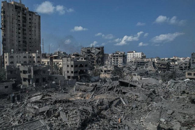 Edificios derruidos tras bombardeos israelíes sobre la Franja de Gaza