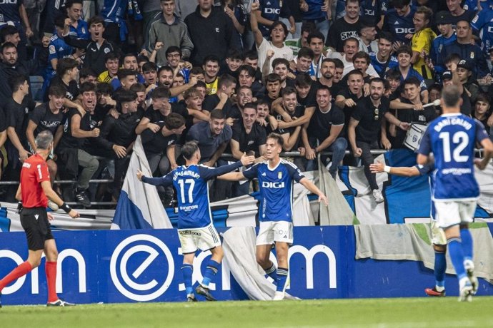 Paulino de la Fuente celebra un gol con el Real Oviedo.