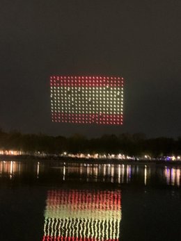 Trescientos drones iluminan el cielo de Madrid para celebrar la Hispanidad
