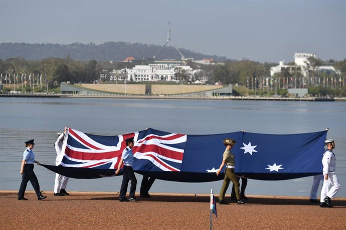 Archivo - Defence personnel march past with the Australian flag during an Australia Day Citizenship Ceremony and Flag Raising event in Canberra, Sunday, January 26, 2020. (AAP Image/Mick Tsikas) NO ARCHIVING