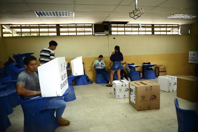 Archivo - Colegio electoral en Guayaquil durante la primera vuelta, el 20 de agosto