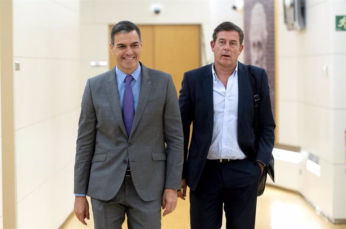 El presidente del Gobierno en funciones, Pedro Sánchez (i), y el diputado del PSOE, José Ramón Gómez Besteiro (d).