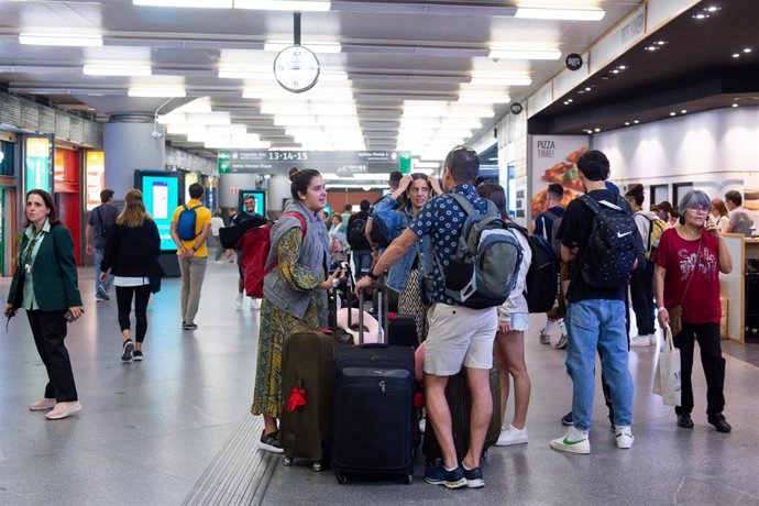 Varias personas con maletas en la estación de Puerta de Atocha-Almudena Grandes, con motivo del inicio del puente del Pilar, a 11 de octubre de 2023, en Madrid (España). Renfe ofrece cerca de 1,3 millones de plazas en sus trenes AVE, Avlo, Alvia, Eurome