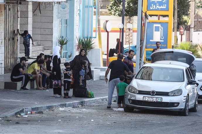 13 October 2023, Palestinian Territories, Gaza City: Palestinians flee to safer areas following Israeli air strikes. Israel's military on Friday called for the evacuation of civilians from Gaza City for their "safety and protection." Photo: Mohammed Tal