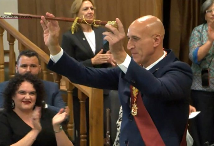 Archivo - José Antonio Diez muestra el bastón de mando en el Pleno del Ayuntamiento de León tras ser reelegido alcalde.