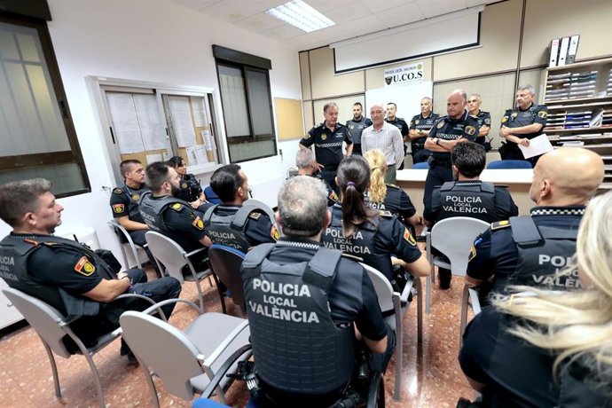 El concejal de Seguridad y Movilidad, Jesús Carbonell, visita al grupo de noche de la Policía Local de Valncia