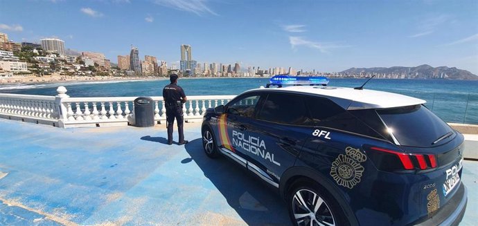 Archivo - Agente de Policía Nacional en Benidorm