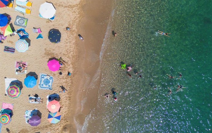 Archivo - Numerosas personas disfrutan de un día de playa en la Costa Brava, a 30 de julio de 2023, en Tossa de Mar, Girona, Cataluña (España).  