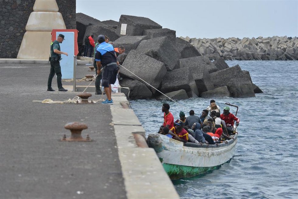 Varias personas llegan en barco al muelle de La Restinga, a 4 de octubre de 2023, en El Hierro, Islas Canarias (España). Durante el día de hoy, 4 de octubre, Salvamento Marítimo ha interceptado cerca de El Hierro un cayuco, llegado esta mañana con 128 m