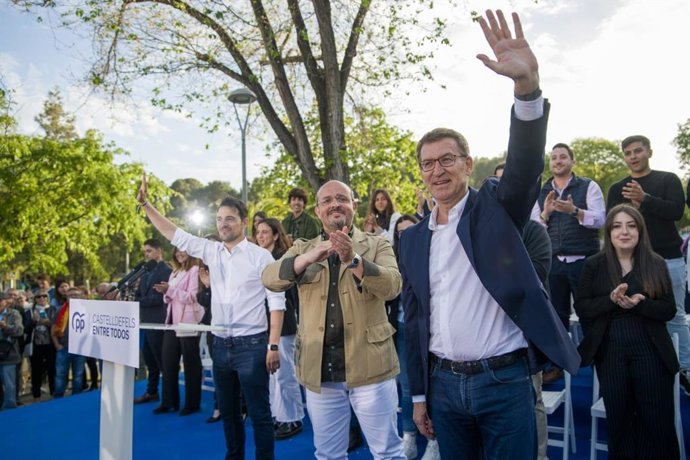 Archivo - El líder del PP, Alberto Núñez Feijóo, el candidato a la alcaldía de Castelldefels (Barcelona), Manu Reyes, y el presidente del PP de Catalunya, Alejandro Fernández