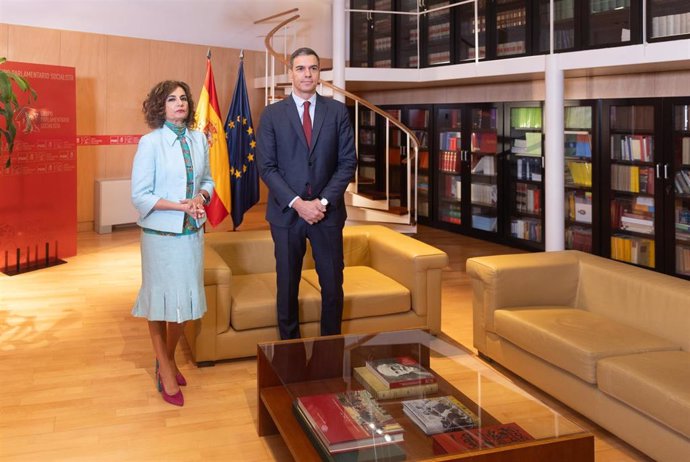 La ministra de Hacienda y Función Pública en funciones, María Jesús Montero y el presidente del Gobierno en funciones, Pedro Sánchez