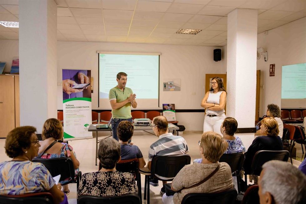 Uno de los talleres para mayores realizados por la Fundación Unicaja.