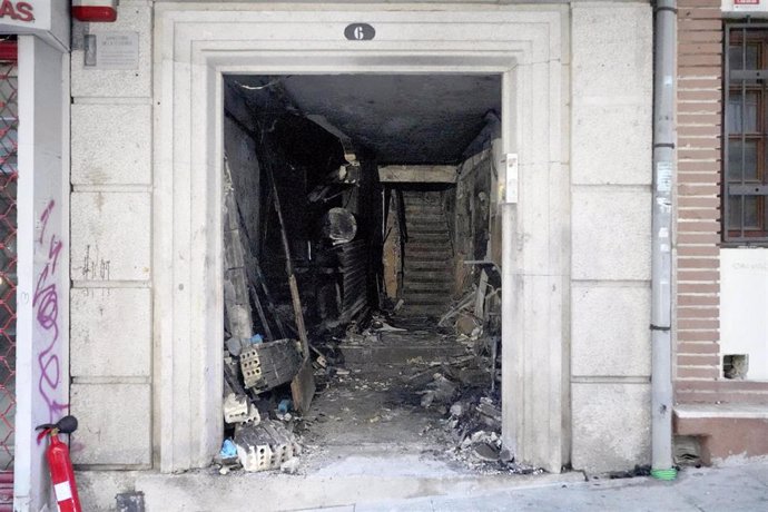 El portal del edificio donde se ha producido el fuego, en la calle Alfonso X el Sabio de Vigo, a 11 de octubre de 2023, en Vigo, Pontevedra, Galicia (España). Cuatro menores de edad han muerto y ocho personas han resultado heridas y han sido trasladadas
