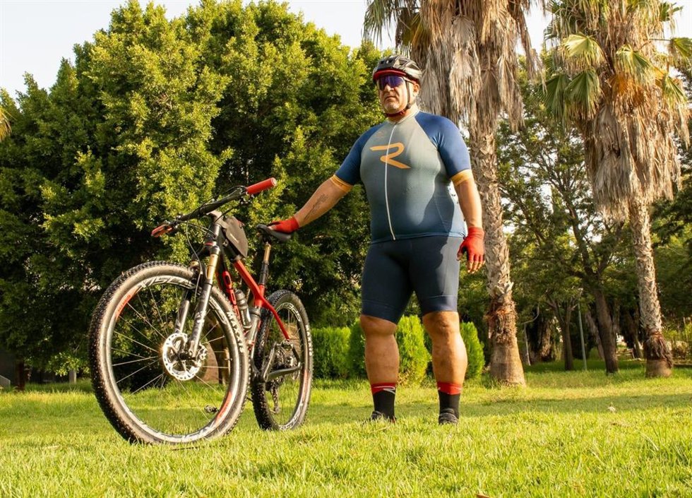 Archivo - Sergio Cámara, vendedor de la ONCE, con la bicicleta de montaña con la que realiza sus pruebas