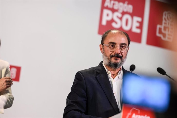 Archivo - El secretario general del PSOE Aragón, Javier Lambán, en la sede de los socialistas en Zaragoza durante las pasadas elecciones autonómicas.