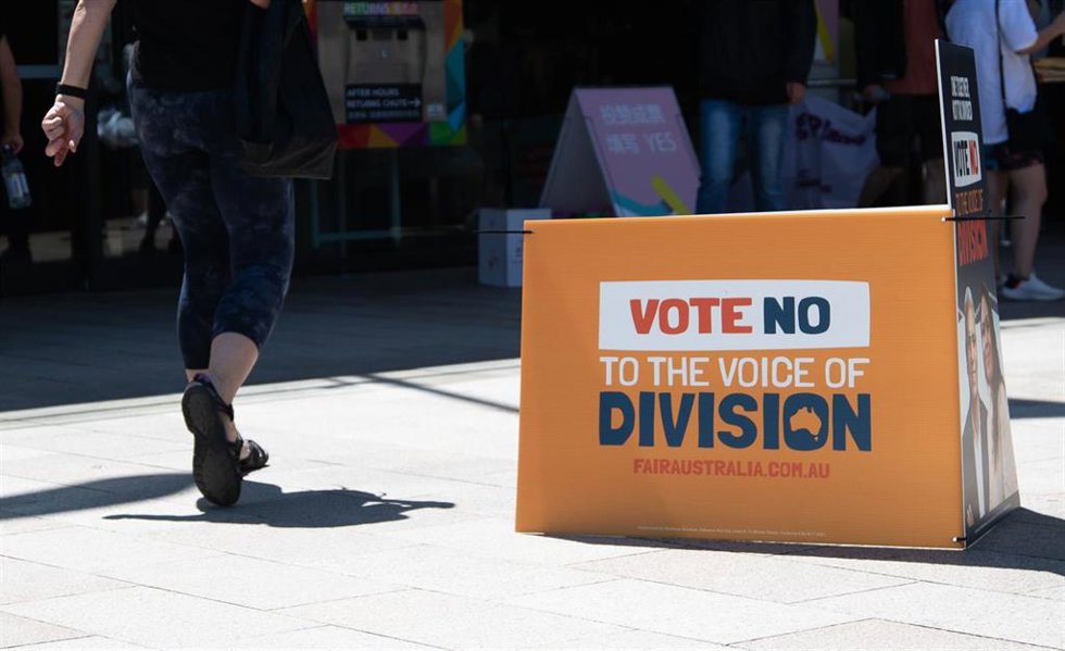 Cartel de campaña para el referéndum para la inclusión de la voz indígena en el Parlamento