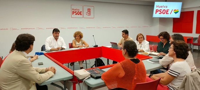 La secretaria general del PSOE de Huelva y senadora, María Eugenia Limón, y el diputado nacional Gabriel Cruz, en un encuentro mantenido con representantes del Movimiento J2.