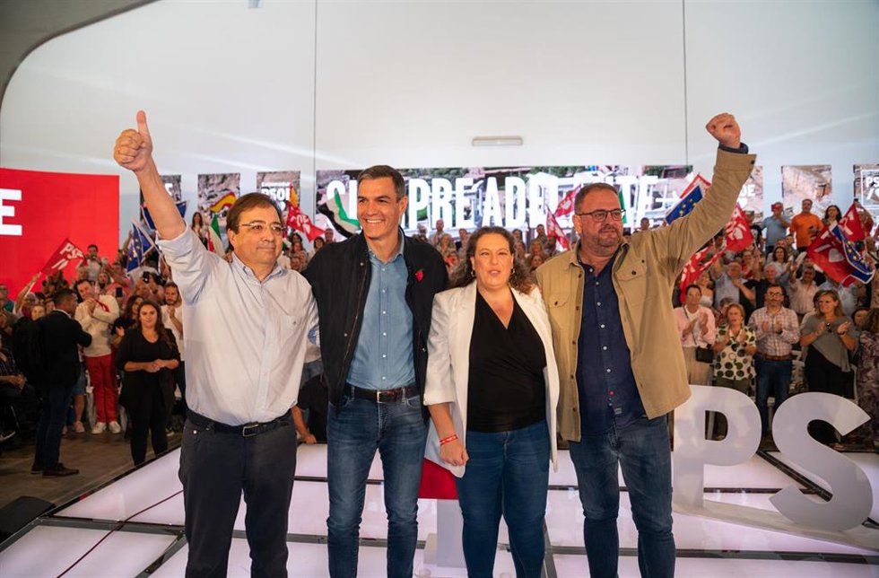 (I-D) El secretario general del PSOE extremeño, Guillermo Fernández Vara, el secretario general del PSOE, Pedro Sánchez, la vicesecretaria general del PSOE extremeño, Carmen Yáñez, y el alcalde de Mérida, Antonio Rodríguez Osuna, participan en un acto