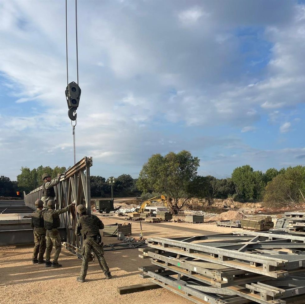 Militares instalan un puente destruido por la DANA entre Aldea del Fresno y Villamanta.