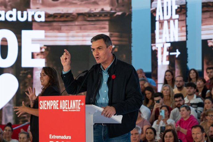 El secretario general del PSOE y presidente del Gobierno en funciones, Pedro Sánchez, interviene durante un acto público del partido, en la Institución Ferial de Mérida, a 14 de octubre de 2023, en Mérida, Badajoz, Extremadura (España).