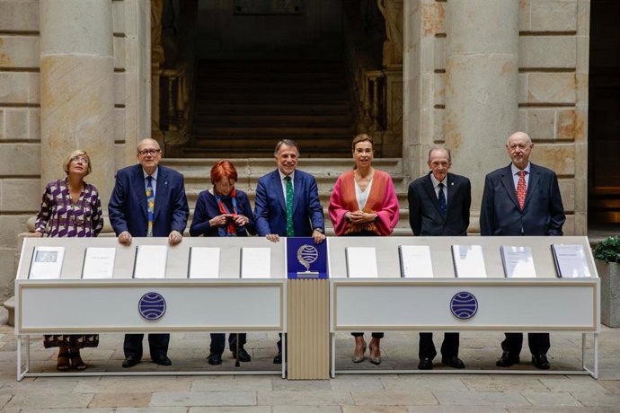 (I-D) La directora de Editorial Planeta y secretaria del Jurado con voto, Belén López, el poeta Pere Gimferrer, la escritora Rosa Regs, el presidente de Grupo Planeta, José Creuheras, la escritora Carmen Posadas, el filólogo José Manuel Blecua, y el es