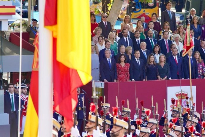 Juanma Moreno y (detrás) los presidentes de Ceuta y Melilla durante el desfile del 12 de octubre en Madrid.