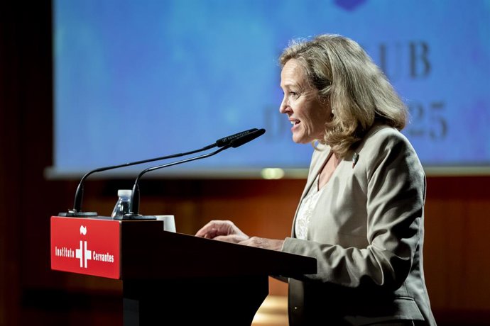 La vicepresidenta primera y ministra de Asuntos Económicos y Transformación Digital en funciones, Nadia Calviño, interviene durante la entrega del premio de la Asociación 'El Club de las 25' en la XXVI edición de los premios, en el Instituto Cervantes, 