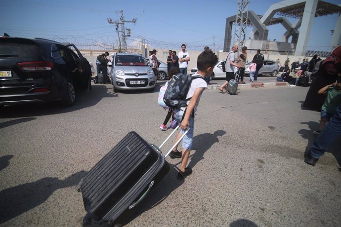 Centenars de palestins esperen al pas de Rafah amb Egipte 