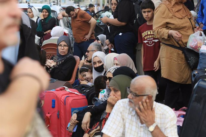 Palestinos aguardan en el paso de Rafá con Egipto