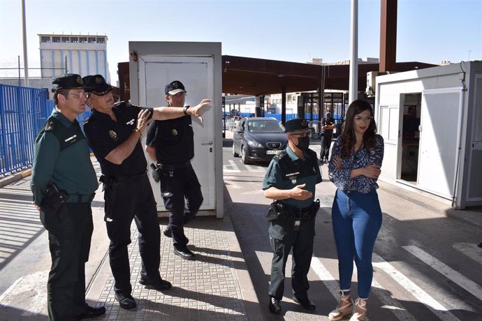 Arturo Ortega a la izquierda con la delegada y el jefe superior de policía en la frontera entre Melilla y Marruecos.