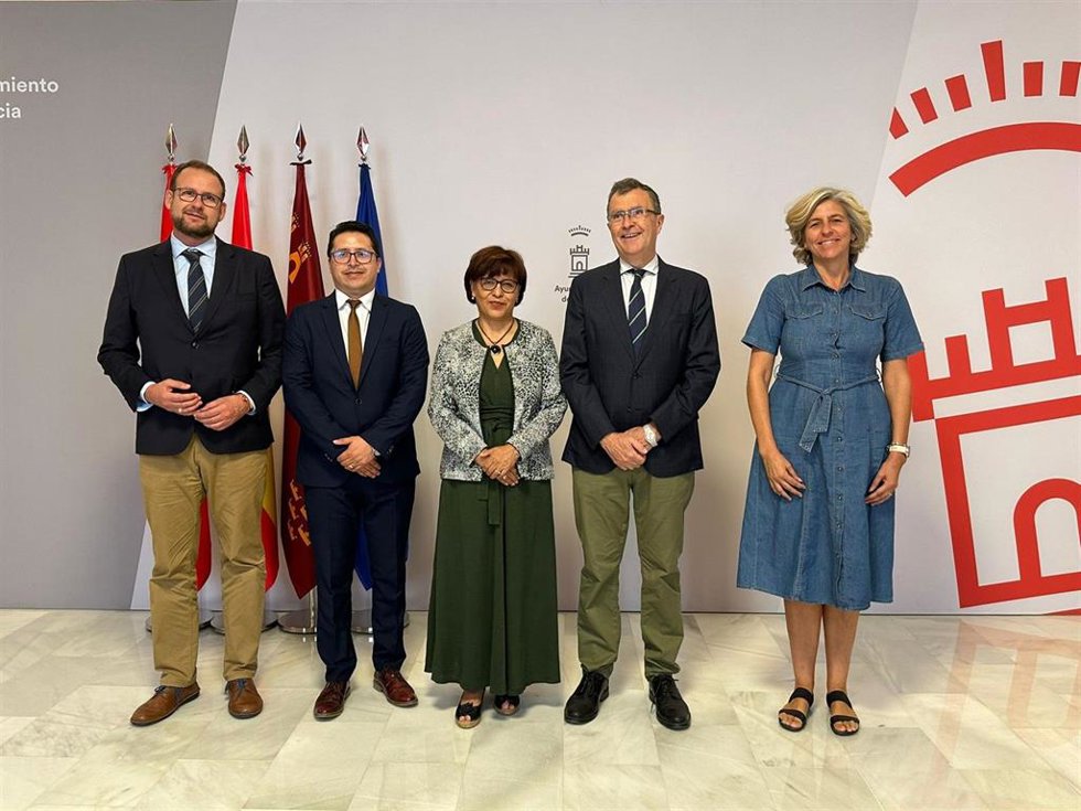 José Ballesta, José Guillén y Mercedes Bernabé reciben a la Embajadora de Bolivia en España, Nardi Suxo Iturry, y al cónsul del país en la Región de Murcia, Crhistian Ortega