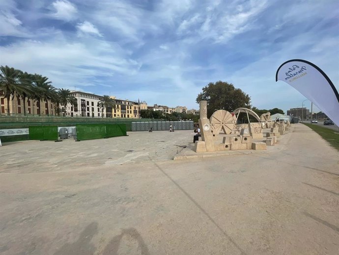 El conjunto escultórico de Guinovart, en el Parc de la Mar, libre de los urinarios portátiles que se habían instalado en la zona, con motivo de de la celebración, este domingo, de la Palma Marathon Mallorca