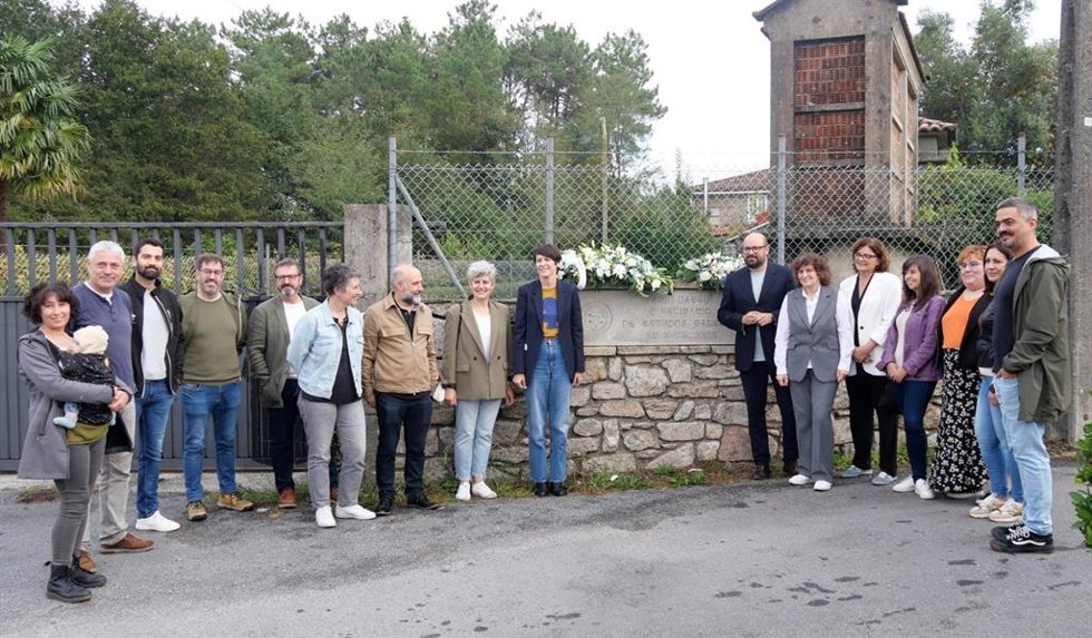 La portavoz nacional del BNG, Ana Pontón, y miembros de la dirección del Bloque  en Ortoño, en el municipio coruñés de Ames en un acto conmemorativo del centenario del Seminario de Estudos Galegos junto a la casa de infancia de Rosalía de Castro