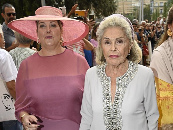 BEATRIZ DE ORLEANS JUNTO A SU HIJA EN LA BODA DE SU NIETO