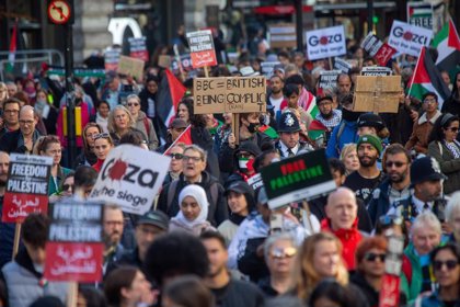 Miles de manifestantes propalestinos marchan por Reino Unido contra la  guerra de Gaza