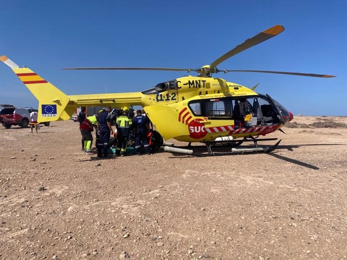 El helicóptero medicalizado del SUC traslada a un menor que fue rescatado del mar en la playa del Cotillo, en Fuerteventura, con signos de ahogamiento y en parada cardiorrespiratoria