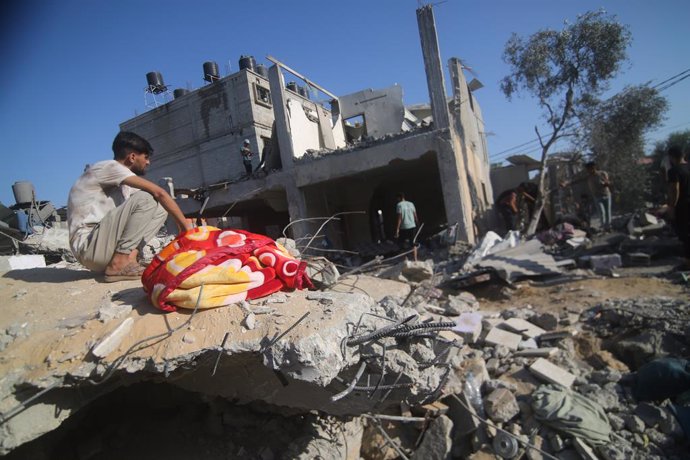 October 13, 2023, Rafah, Gaza Strip, Palestinian Territory: Palestinians help persons injured in an Israeli air strike in Rafah in the southern Gaza Strip, on October 13, 2023. Thousands of people, both Israeli and Palestinians have died since October 7, 