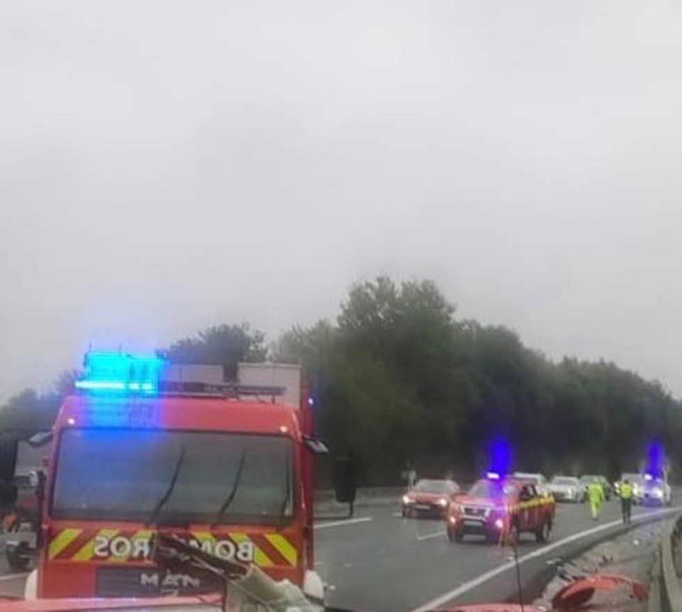 Dos heridos al volcar un turismo en la mediana en la A-8 a la altura de Laredo