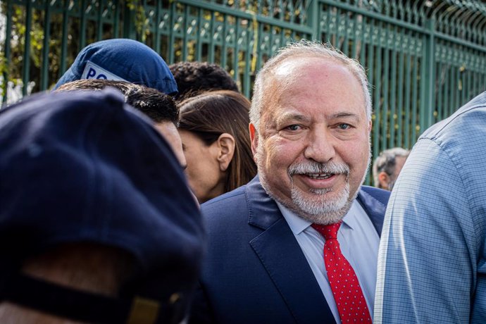 Archivo - March 27, 2023, Jerusalem, Israel: Avigdor Lieberman, leader of the Yisrael Beiteinu political party smiles during anti reform demonstration. As the general strike shutters Israel, Netanyahu is set to freeze the Judicial Overhaul.