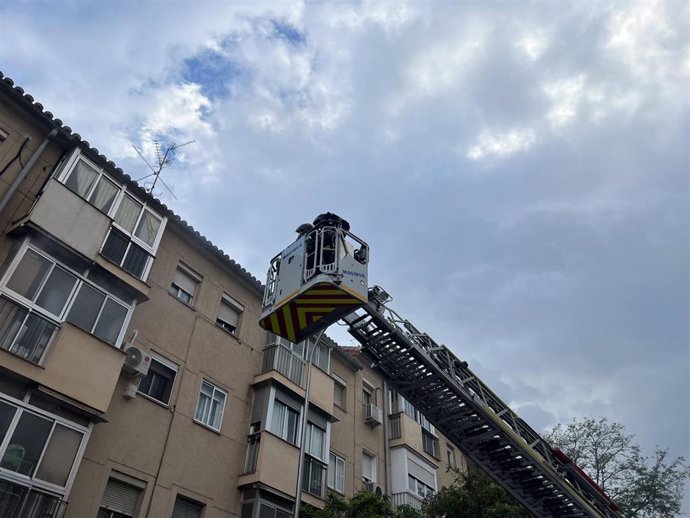 Bomberos del Ayuntamiento de Madrid inspeccionan un edificio tras un incendio en la calle Albares de la Ribera