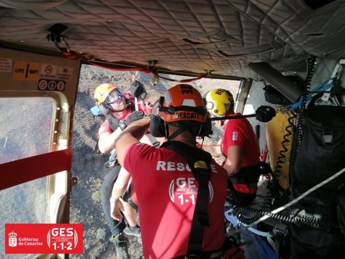 El helicóptero del GES ha rescatado hoy sábado a un excursionista que se encontraba en estado de deshidratación y con heridas leves entre La Degollada y el Barranco de Güigüi, en el municipio de La Aldea de San Nicolás, en Gran Canaria