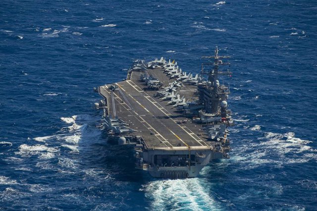 Archivo - El portaaviones estadounidense Eisenhower