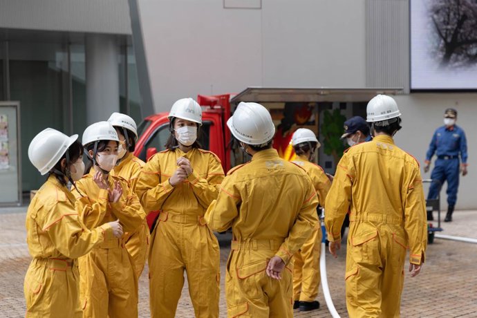 Archivo - March 10, 2023, Tokyo, Japan: Mori Building first aid treatment diffusers seen talking to each other during the disaster drill in Roppongi Hills. Japanese employees of Mori Building Company participate in a disaster drill in Roppongi Hills in 