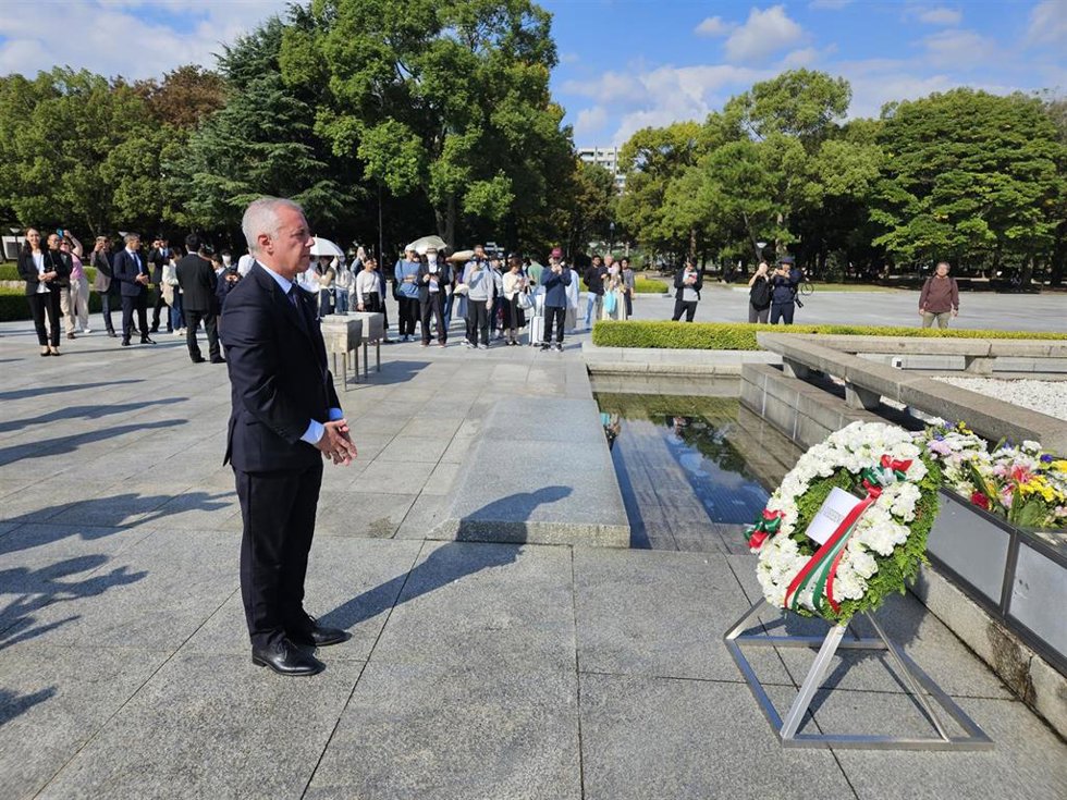 El Lehendakari, Iñigo Urkullu, en la ofrenda floral que ha realizado a las víctimas del ataque con boma atómica sobre Hirosima, en Japón