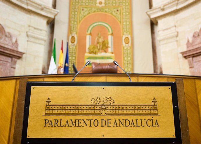 Atril del salón de plenos del Parlamento de Andalucía.