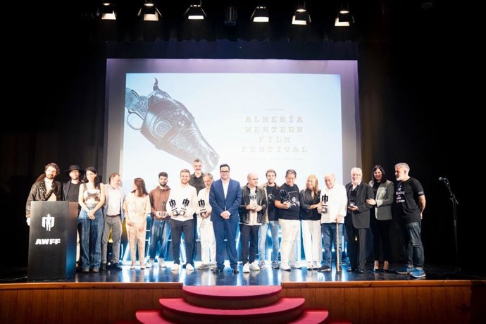 Los galardonados de la 13 edición de Almería Western Film Festival (AWFF) posan en el escenario.