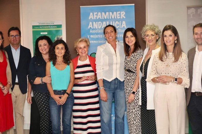 Loles López posa con representantes de la Asociación de Familias y Mujeres del Medio Rural (Afammer) Andalucía.