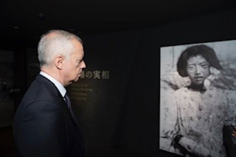 El Lehendakari, Iñigo Urkullu, observa una fotografía de una víctima de la bomba atómica lanzada sobre la ciudad japonesa de Hiroshima, durante su visita al museo de la ciudad