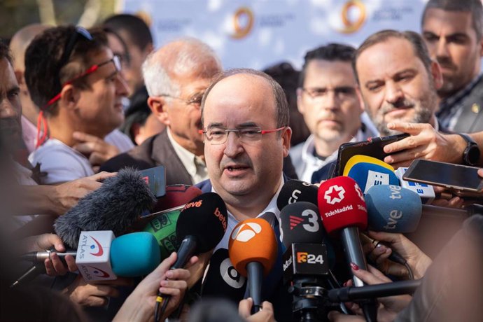 Archivo - El primer secretario del PSC, Miquel Iceta, atiende a los medios de comunicación durante la manifestación de Sociedad Civil Catalana bajo el lema 'Por la concordia, por Catalunya: ¡Basta!', en Barcelona (Cataluña/España) a 27 de octubre de 201