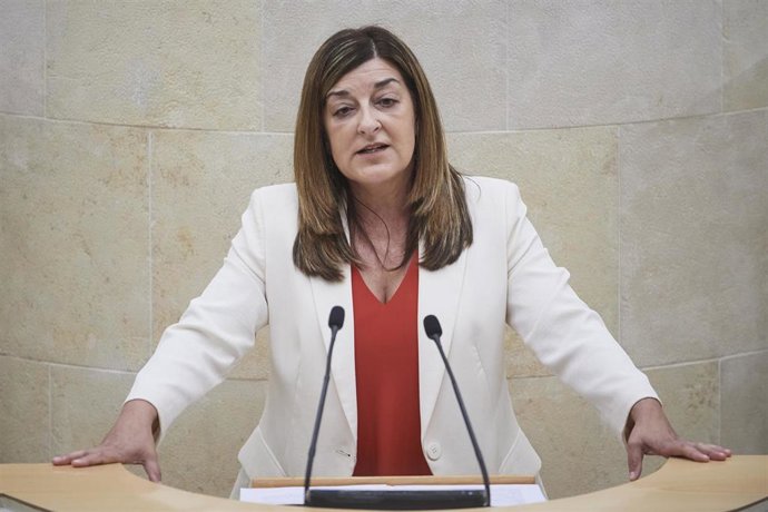 Archivo - La presidenta del Gobierno de Cantabria, María José Sáenz de Buruaga, en el Parlamento